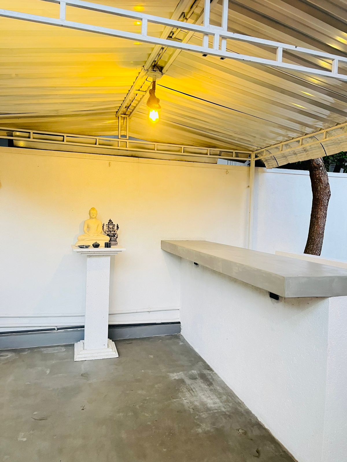 Covered outdoor terrace with a built-in bench, ideal for morning coffee in the shade